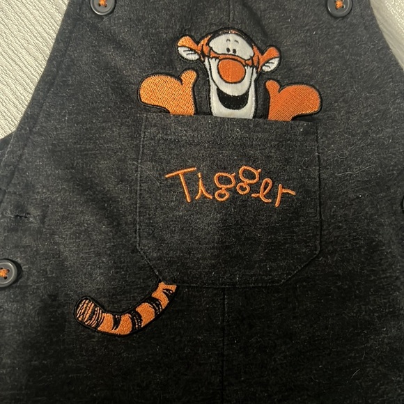 4/$15 Tigger short overalls 24m - Picture 2 of 4